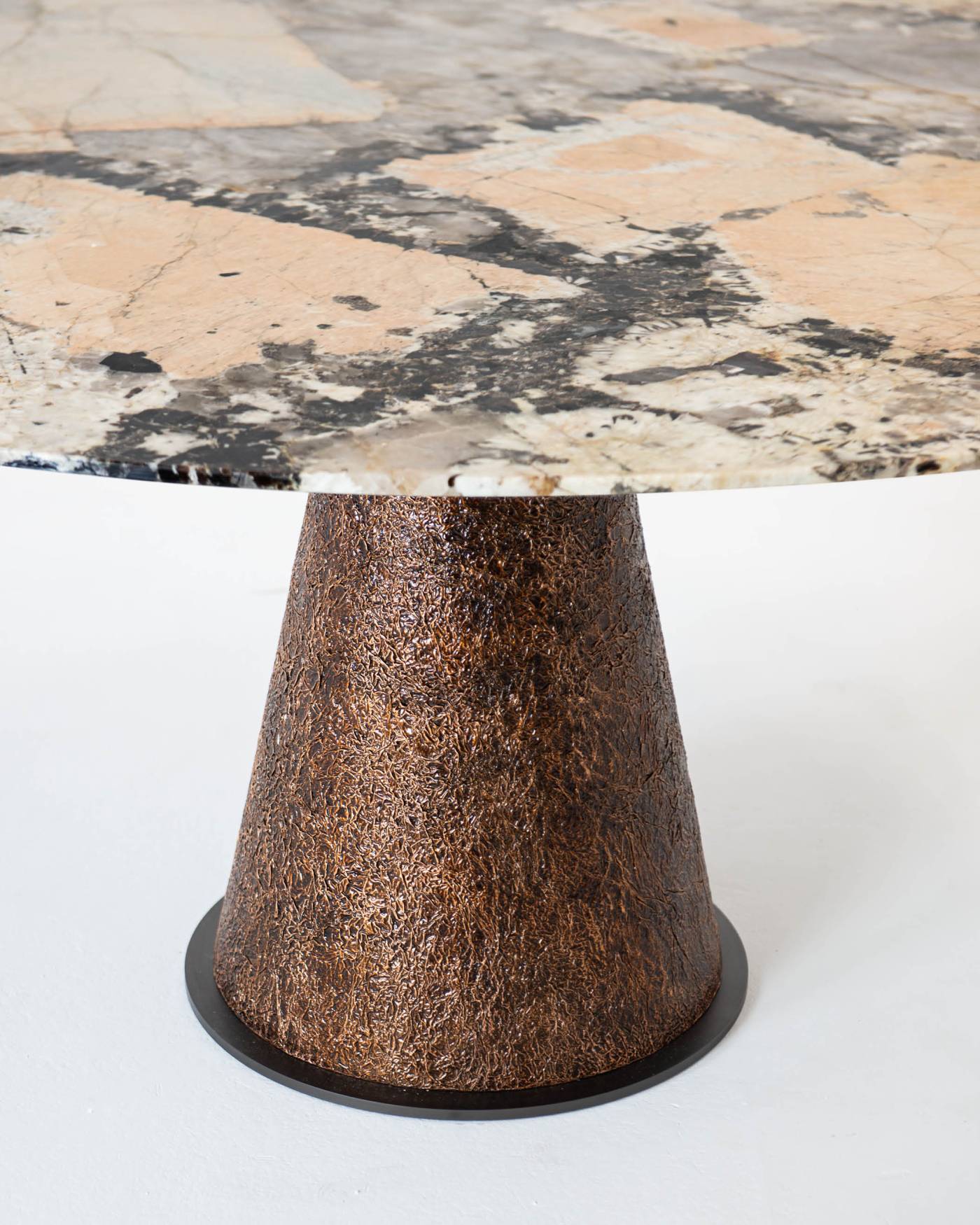 Hessentia-Cheope_round_table_03