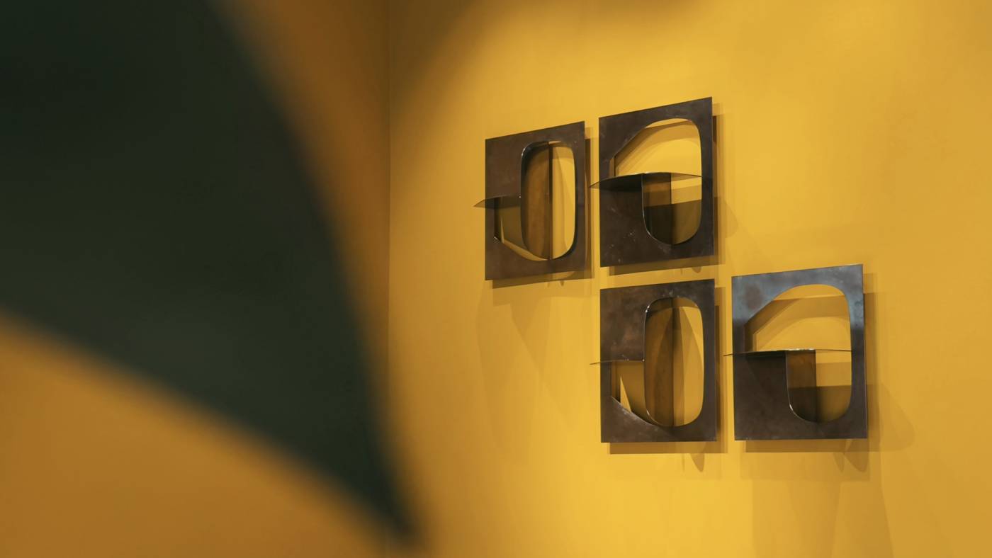 Geometric metal wall Origami displayed in the HESSENTIA space at Firma Casa