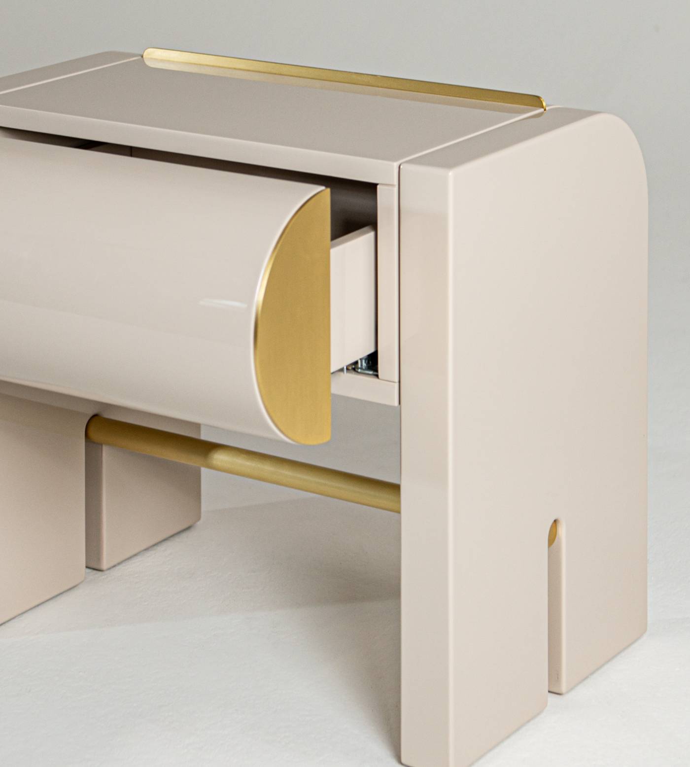 Hessentia-Oskar_night_table_03