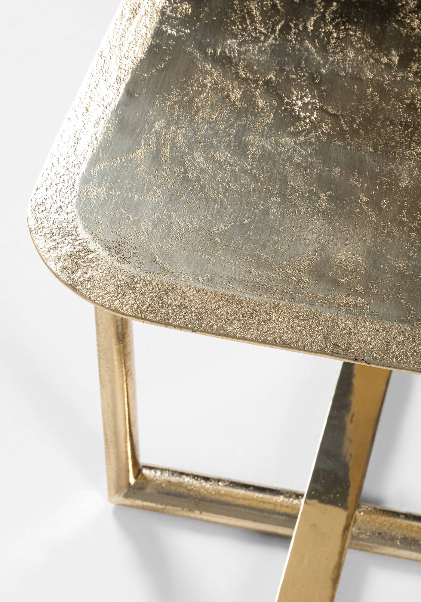 Hessentia-Dorado_coffee_table_02