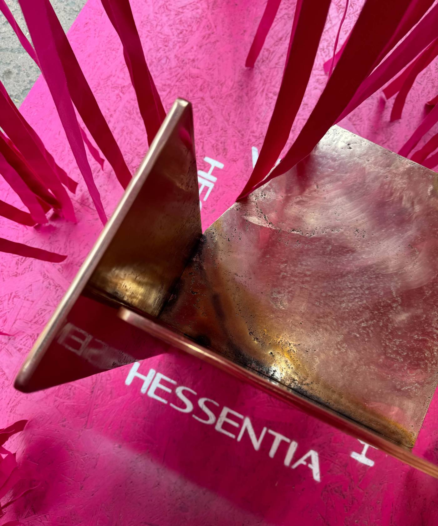 Hessentia-news-Cadrega-sand-cast-furniture-metal-bronze (10)