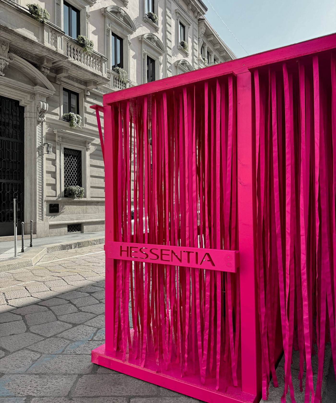 Hessentia-news-Cadrega-sand-cast-furniture-metal-bronze (9)