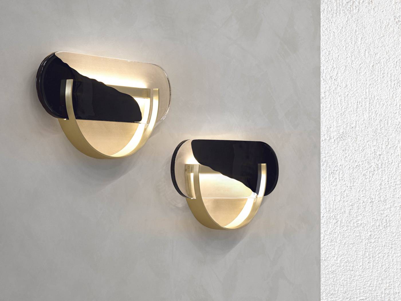 Hessentia-Demilune_wall_lamp_02
