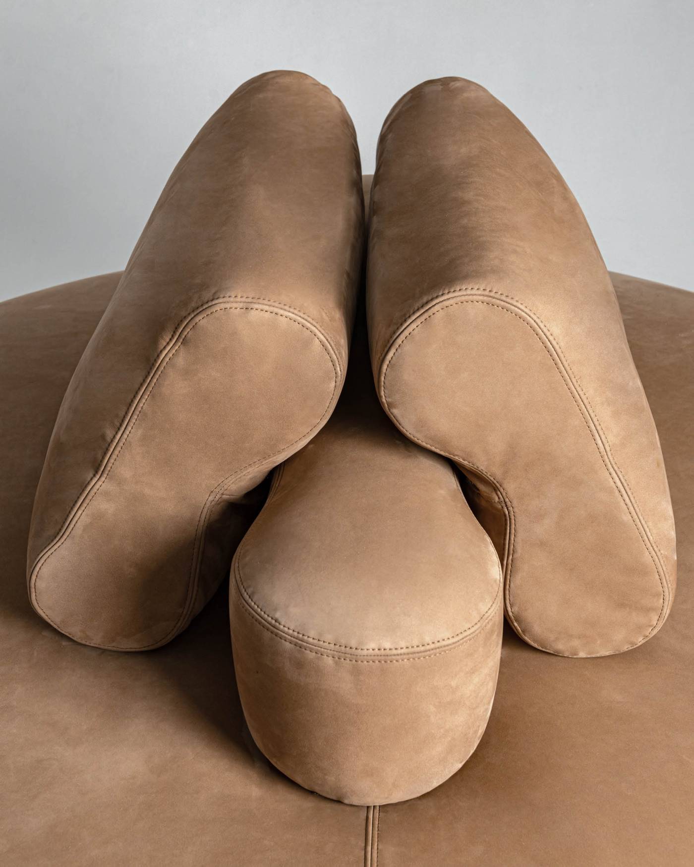 Hessentia-Isla_round_sofa_02