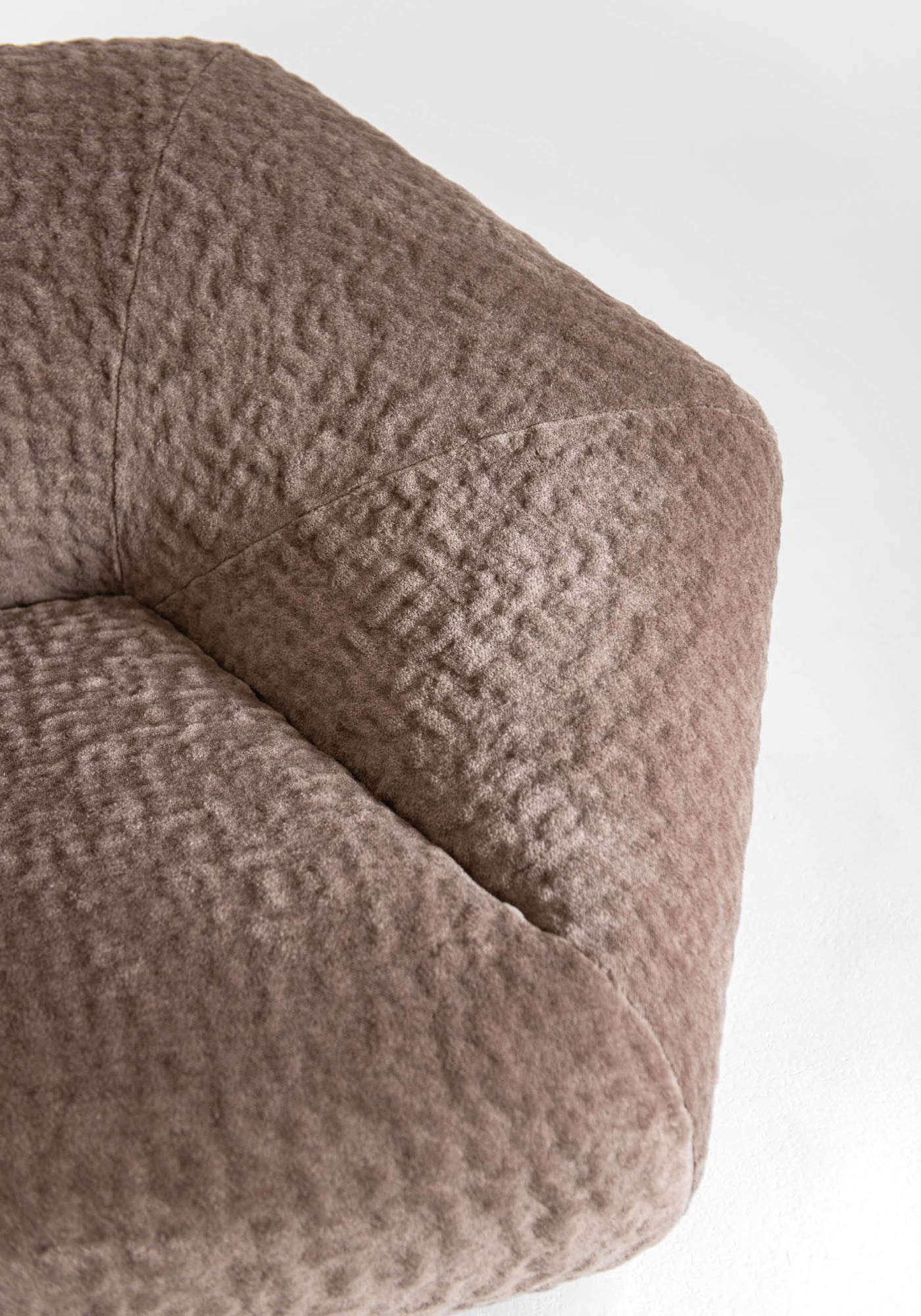 Hessentia-Bloom.fn_armchair_03