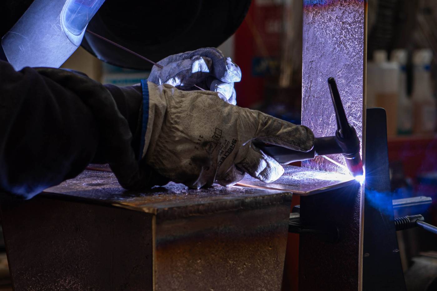 Hessentia-news-Cadrega-sand-cast-furniture-metal-bronze (2)