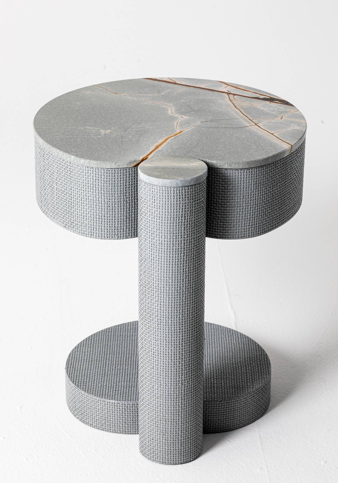 Hessentia-Nora_night_table_04