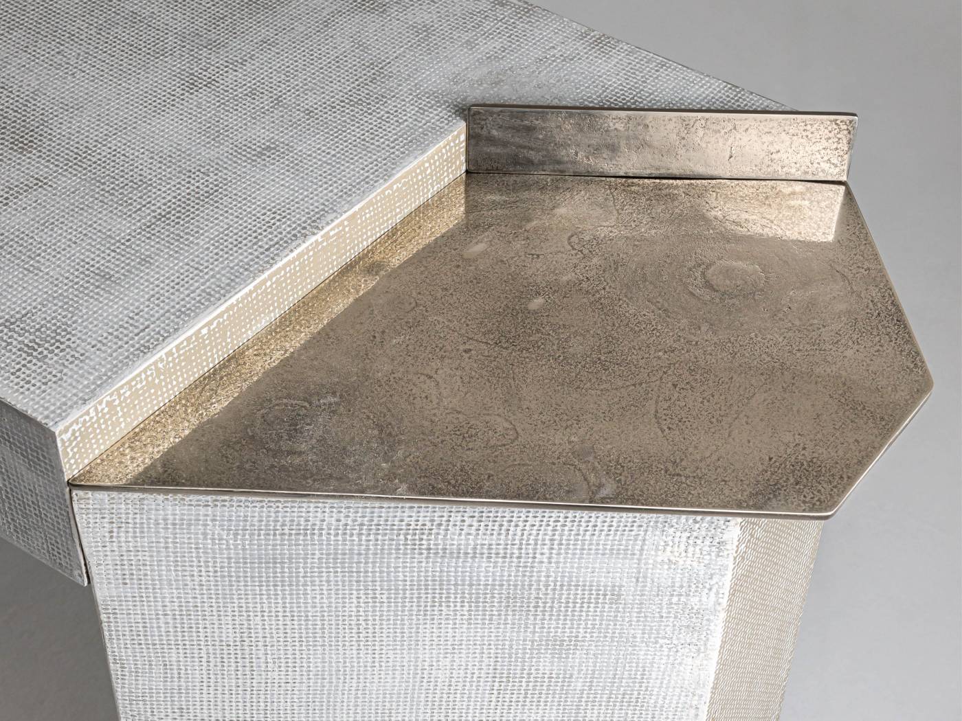 Hessentia-Pilar_console_04