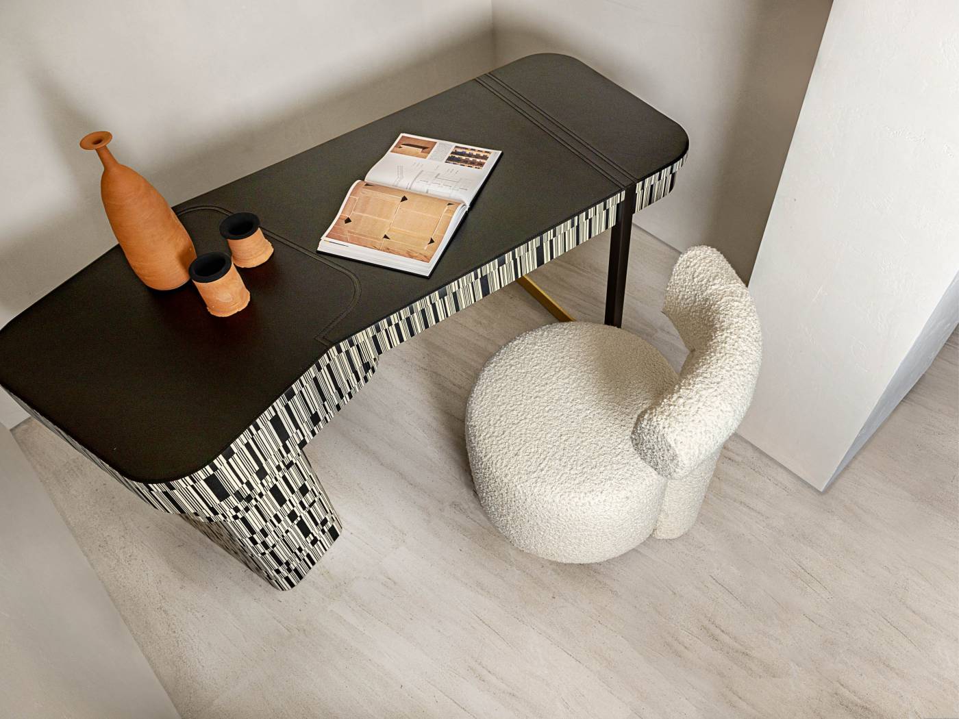 Hessentia-Enigma_writing_desk_03